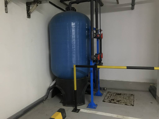Installation d'osmose inverse gardée pour l'approvisionnement en eau potable d'une chambre d'hôtel de renom et mise en place liée à des travaux de plomberie pour le dessalement afin d'obtenir de l'eau purifiée
 - Photo, image