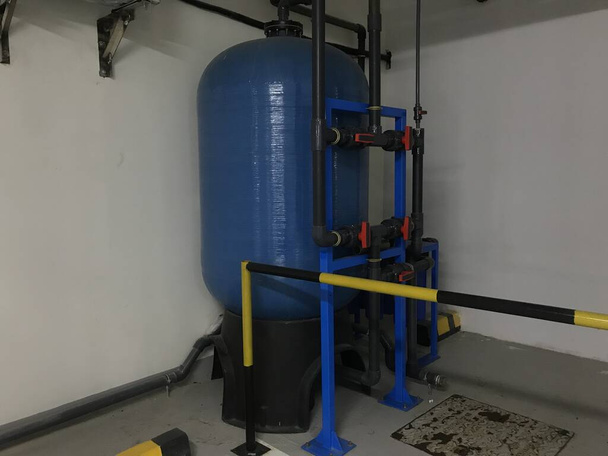 Installation d'osmose inverse gardée pour l'approvisionnement en eau potable d'une chambre d'hôtel de renom et mise en place liée à des travaux de plomberie pour le dessalement afin d'obtenir de l'eau purifiée
 - Photo, image