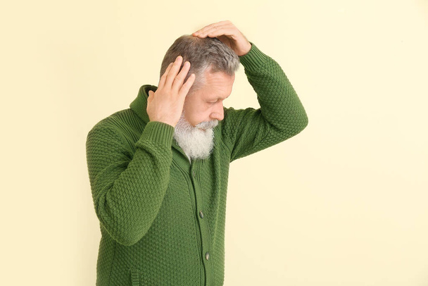 Älterer Mann mit Haarausfall-Problem auf farbigem Hintergrund - Foto, Bild