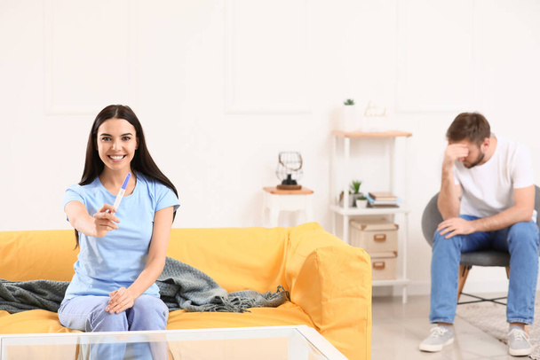 mutlu genç kadın evde gebelik testi ile - Fotoğraf, Görsel