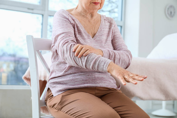 Oudere vrouw lijdt aan Parkinson syndroom in kliniek - Foto, afbeelding
