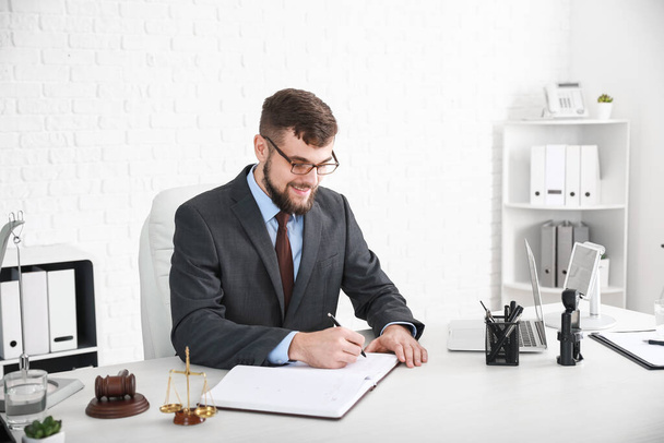 Férfi ügyvéd ül a munkahelyen az irodában - Fotó, kép