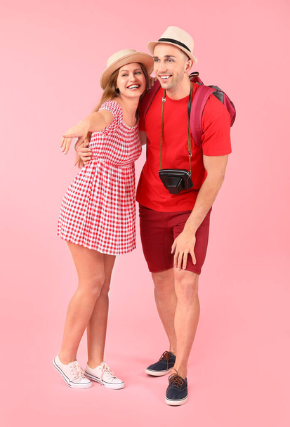 Paar von Touristen auf farbigem Hintergrund - Foto, Bild