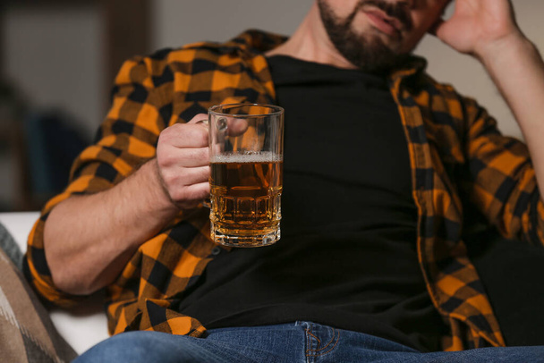 Dojrzały mężczyzna pijący piwo w domu. Pojęcie alkoholizmu - Zdjęcie, obraz
