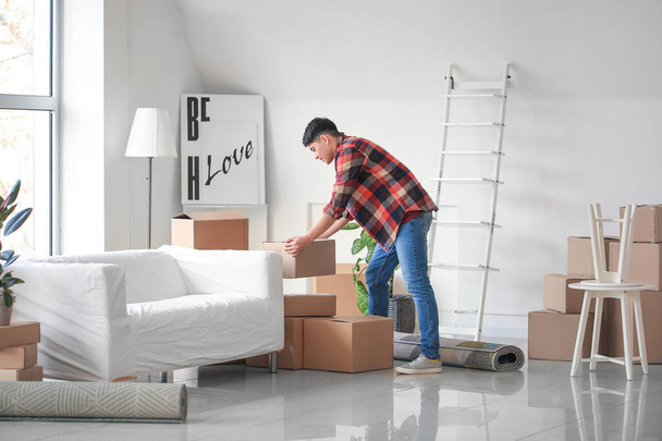 Aziatisch man met bezittingen thuis op bewegende dag - Foto, afbeelding