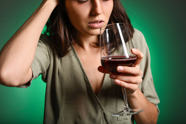 Junge betrunkene Frau auf farbigem Hintergrund. Konzept des Alkoholismus - Foto, Bild