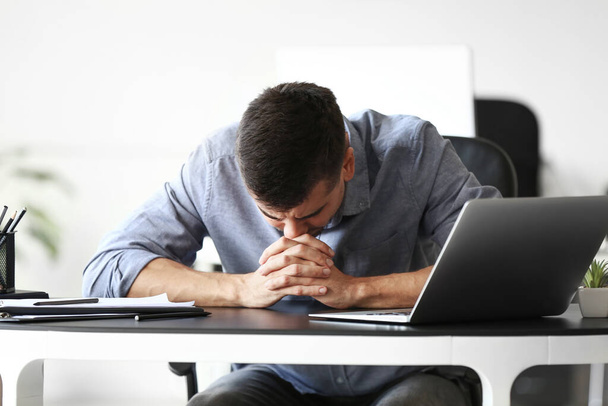 Депрессивный молодой бизнесмен в офисе
 - Фото, изображение