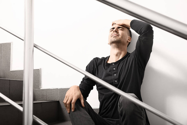 Depressed young man in the stairway - Foto, immagini