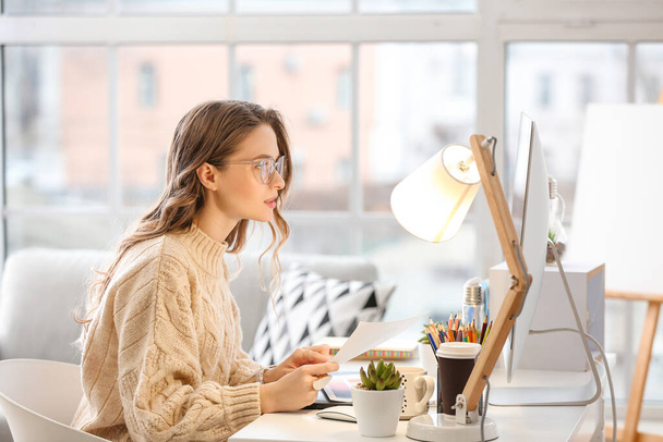 Женщина-дизайнер интерьеров работает в офисе
 - Фото, изображение