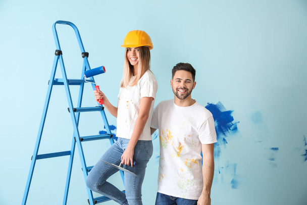 Onnellinen nuori pari tekemässä korjausta uudessa talossaan - Valokuva, kuva