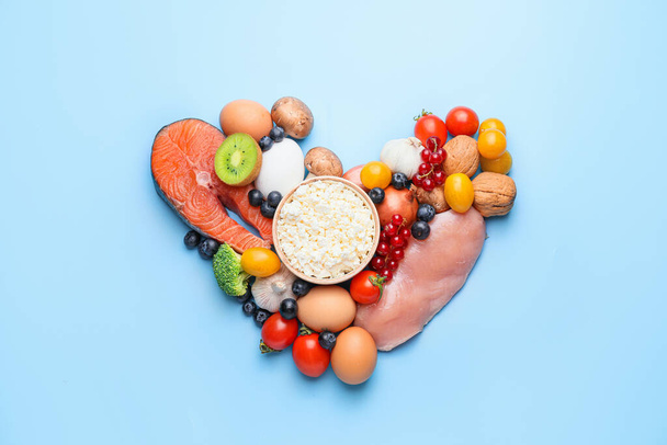 Здоровые продукты в форме сердца на цветном фоне
 - Фото, изображение