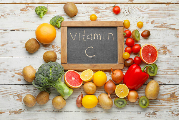 Здорові продукти, багаті вітаміном С на білому дерев'яному фоні
 - Фото, зображення