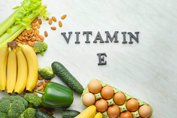 Prodotti sani ricchi di vitamina E su sfondo bianco - Foto, immagini
