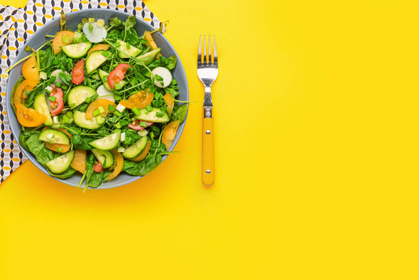 色の背景においしいサラダとボウル - 写真・画像