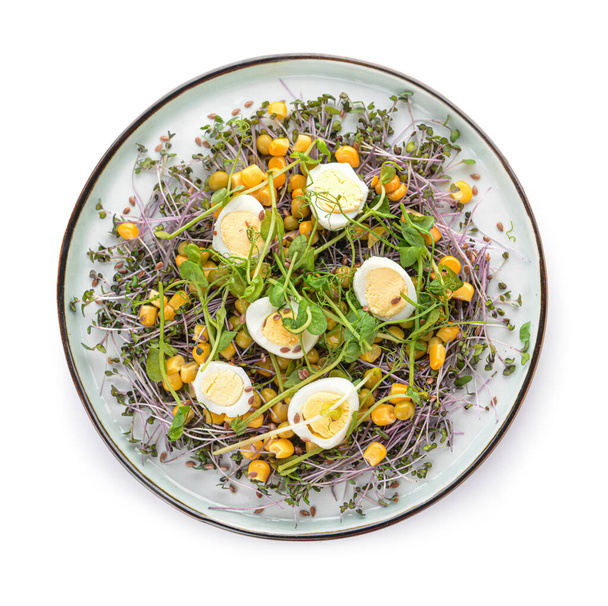 Тарілка зі смачним салатом на білому тлі
 - Фото, зображення