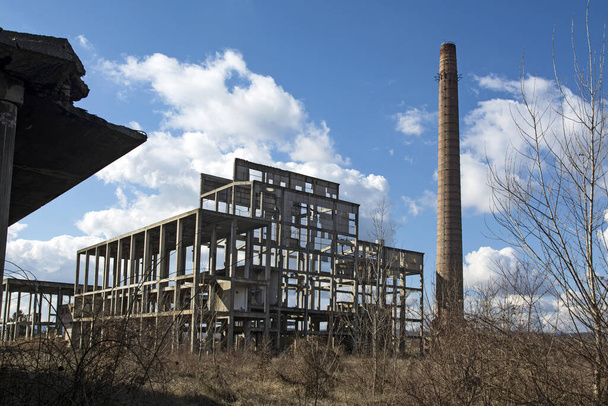 Verwüstete Viskosefabrik in Serbien in der Stadt Loznica. Einst Führer und mächtige Fabrik, brach der Zusammenbruch Jugoslawiens völlig zusammen. - Foto, Bild