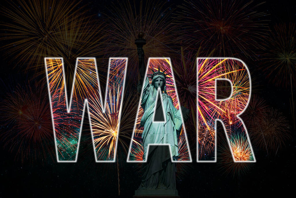 Kriegstext über Freiheitsstatue über dem bunten Feuerwerk mit dem vereinigten Staat Amerika USA Flagge Hintergrund, USA und Feindesland - Foto, Bild
