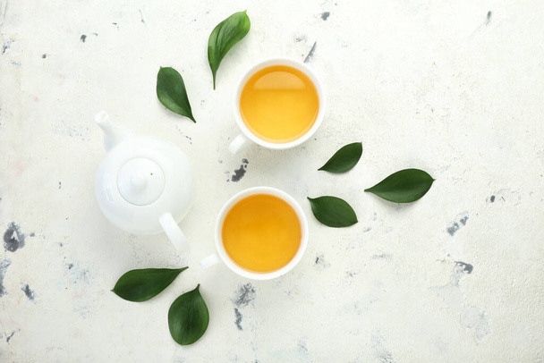 Tasses de thé chaud sur fond blanc
 - Photo, image