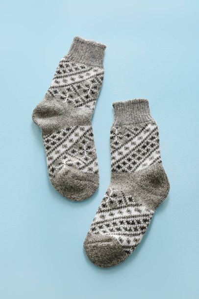 Pletené ponožky na barevném pozadí - Fotografie, Obrázek