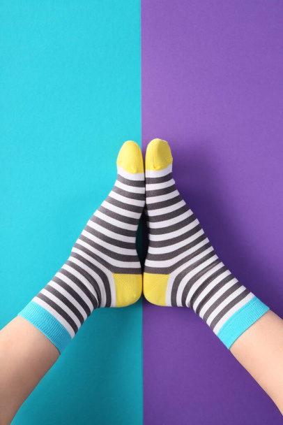 Jambes de femme en chaussettes sur fond de couleur
 - Photo, image