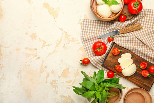 白い背景にトマトとバジルのモッツァレラチーズ - 写真・画像