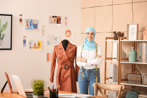 Portret van vrouwelijke moslim kleding stylist in het kantoor - Foto, afbeelding