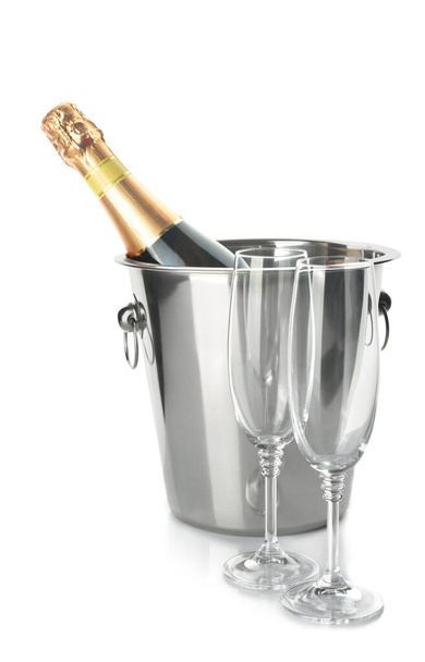 Seau avec bouteille de champagne et verres sur fond blanc
 - Photo, image