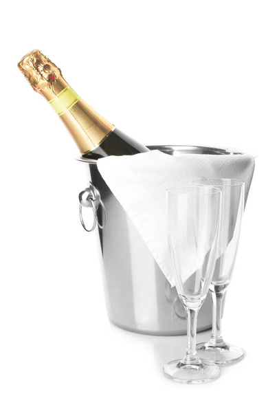 Cubo con botella de champán y copas sobre fondo blanco
 - Foto, Imagen
