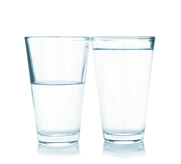 Vasos de agua dulce sobre fondo blanco
 - Foto, imagen