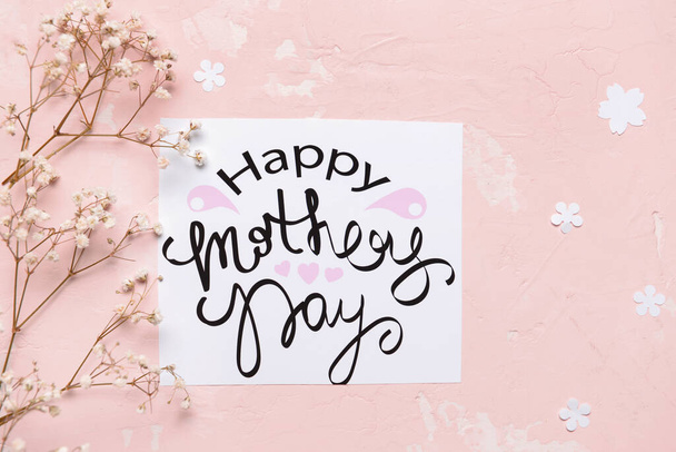 Όμορφη ευχετήρια κάρτα για την Ημέρα της Μητέρας στο φόντο χρώμα - Φωτογραφία, εικόνα