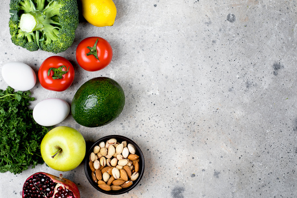 Έννοια Διατροφής Τροφίμων. Λαχανικά, φρούτα και προϊόντα φασολιών σε ανοιχτό πέτρινο φόντο τραπεζιού. Πάνω άποψη, επίπεδη lay, αντίγραφο χώρου - Φωτογραφία, εικόνα