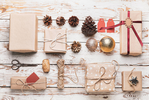 Krásné dárky na Vánoce s výzdobou na bílém dřevěném pozadí - Fotografie, Obrázek