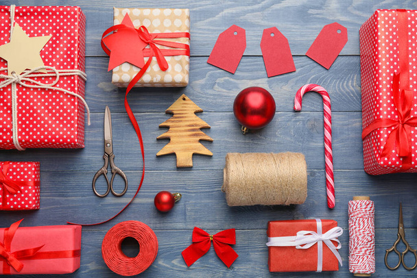 Beaux cadeaux pour Noël avec décor sur fond de bois couleur
 - Photo, image