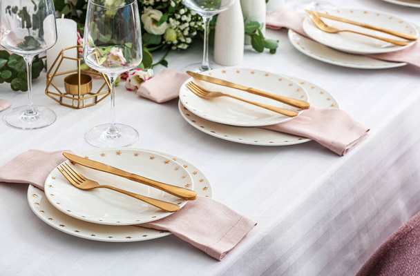 Hermosa mesa para la celebración de la boda en el restaurante
 - Foto, Imagen
