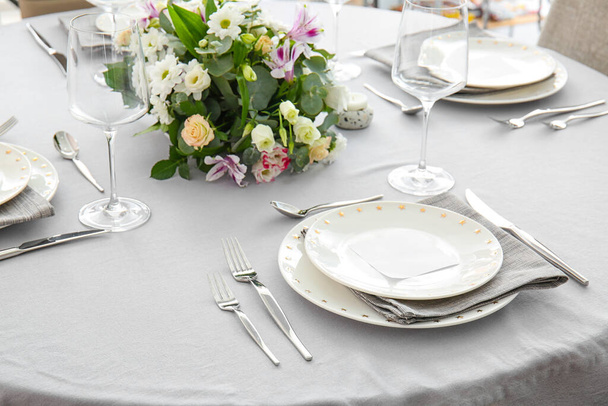 Gyönyörű asztal beállítás esküvői ünnepség étteremben - Fotó, kép