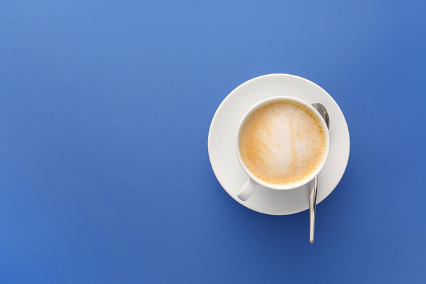 Tasse leckeren Cappuccino auf farbigem Hintergrund - Foto, Bild