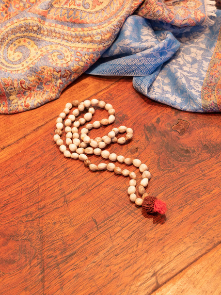 un collier indien couleur caillou sur une table en bois
 - Photo, image