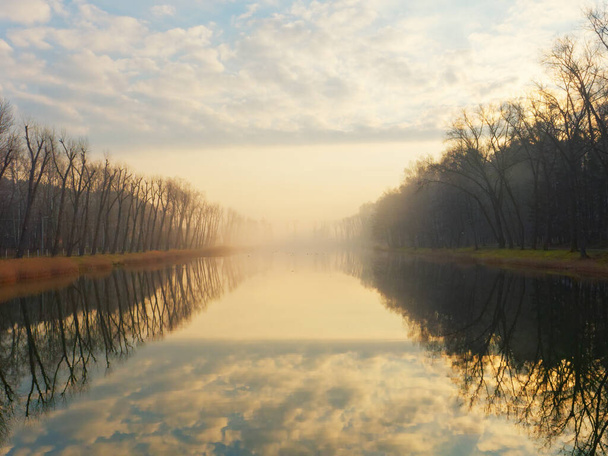 Świt nad jeziorem w pobliżu wsi Yukhnovka, Mińsk 2020 - Zdjęcie, obraz