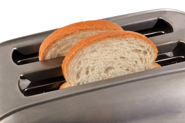 Tostadora con rebanadas de pan rebanado de cerca sobre fondo blanco
  - Foto, Imagen