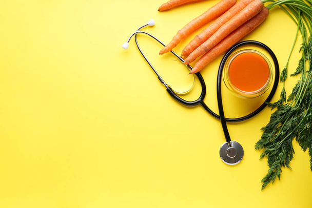 Stethoskop, Karottensaft und frische Möhren auf gelbem Hintergrund mit Platz für Text. Flache Lage - Foto, Bild