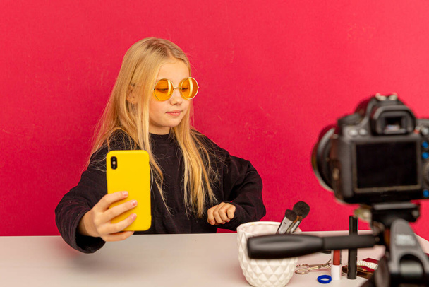 Blogueuse beauté fille. Blonde adolescent posant sur la caméra et faisant vlog. - Photo, image