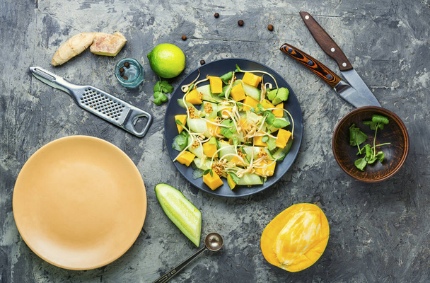 Salade de printemps vitaminée à la mangue, au concombre, aux germes et à la moutarde
. - Photo, image