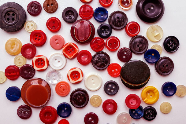 Vari bottoni da cucito. Bottoni in plastica colorata, bottoni da vicino
. - Foto, immagini