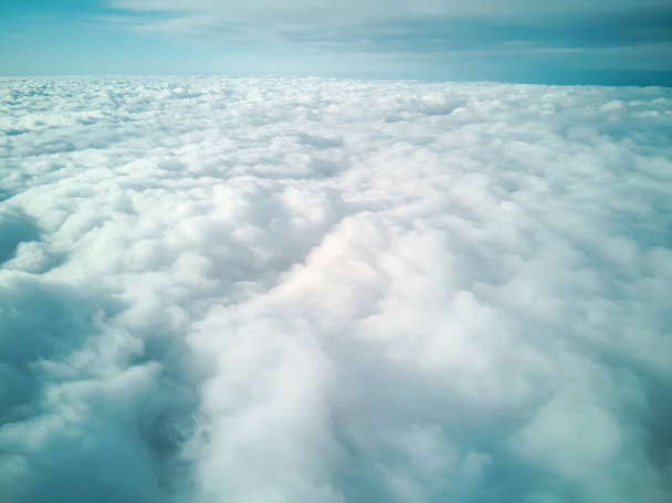 Πανόραμα ουρανού από το αεροπλάνο. Λευκά σύννεφα και μπλε ουρανός.  - Φωτογραφία, εικόνα