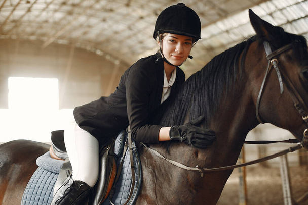 The rider in black form trains with the horse - Foto, immagini