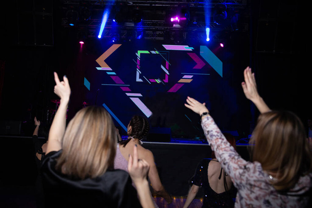 Поклонники концертных сцен в центре внимания освещенное клубное ночное шоу
  - Фото, изображение