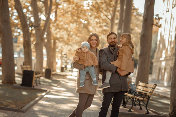 Marito e moglie con due figli
 - Foto, immagini