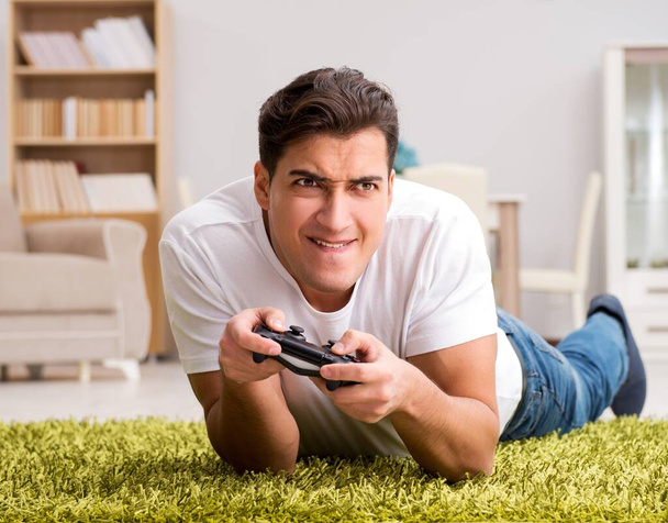 Człowiek uzależniony od gier komputerowych - Zdjęcie, obraz