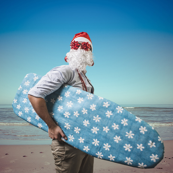 Lustiger Santa Claus Surfer Strand - Foto, Bild