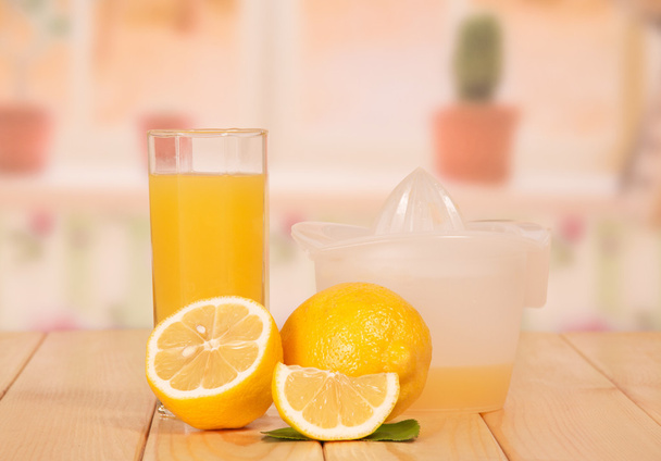 Cut lemon, juice extractor and glass - Foto, Imagen